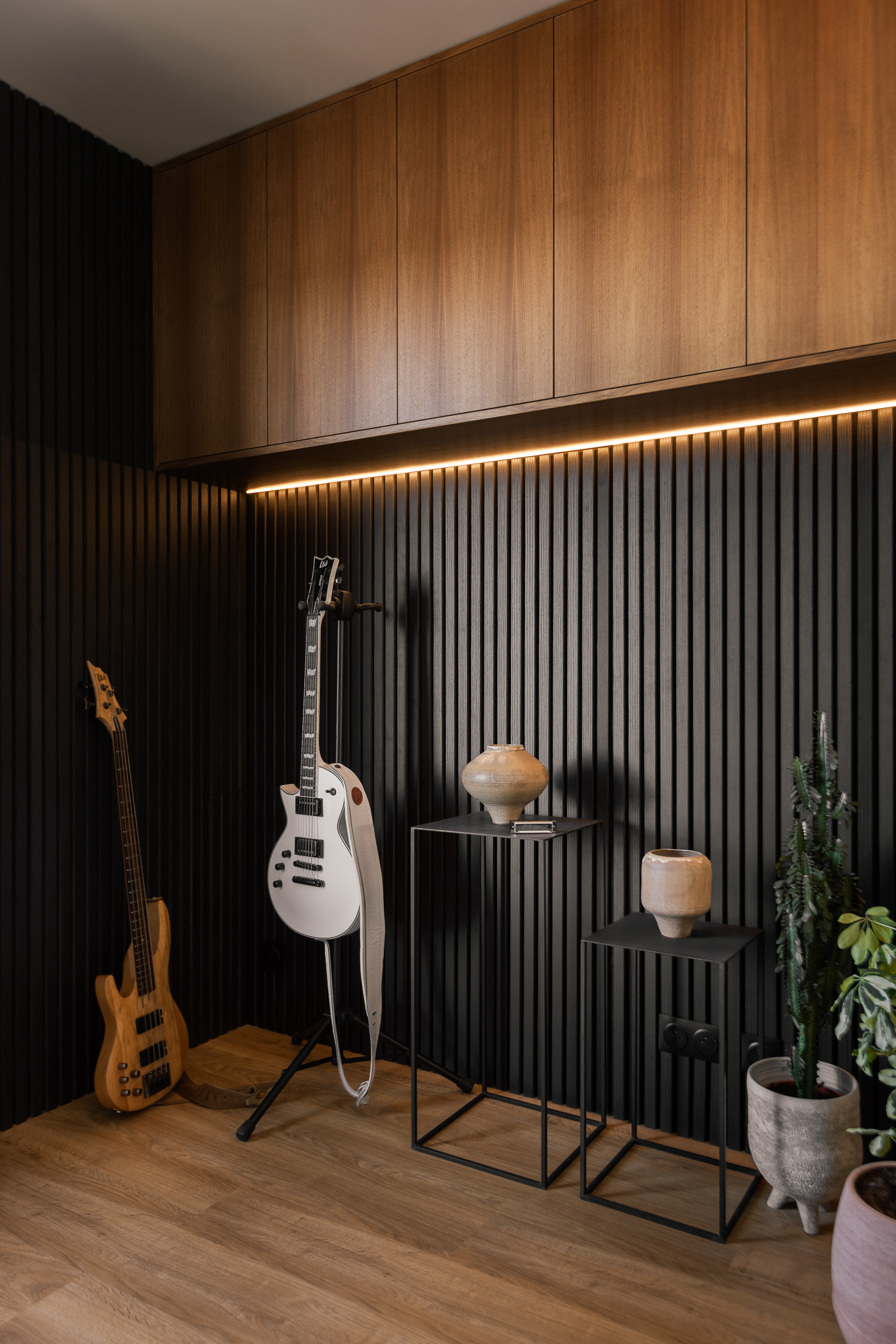 Détail du bureau, mur en tasseaux et meuble en chêne