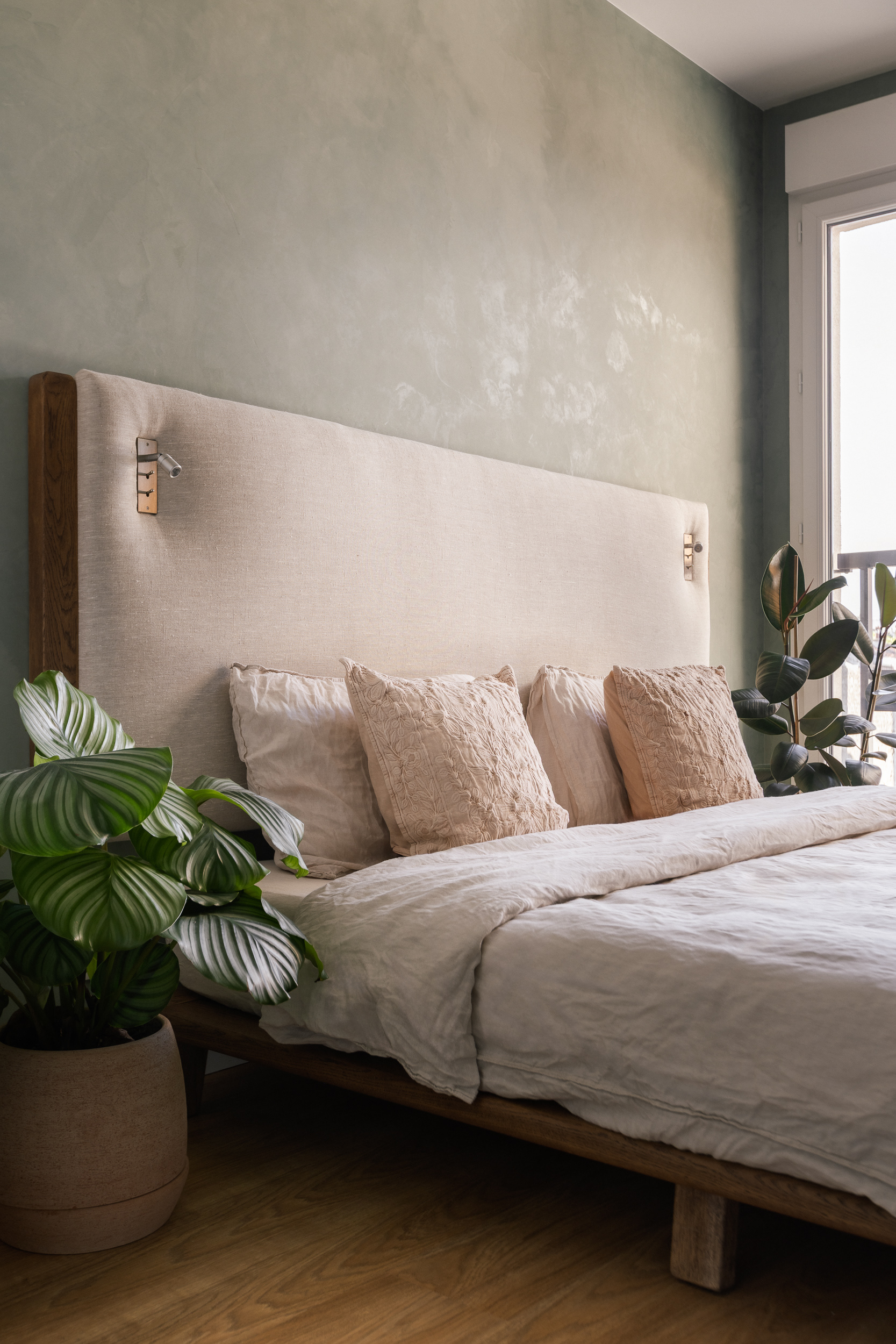 Tête de lit en lin sur mesure, chambre aux teintes naturelles