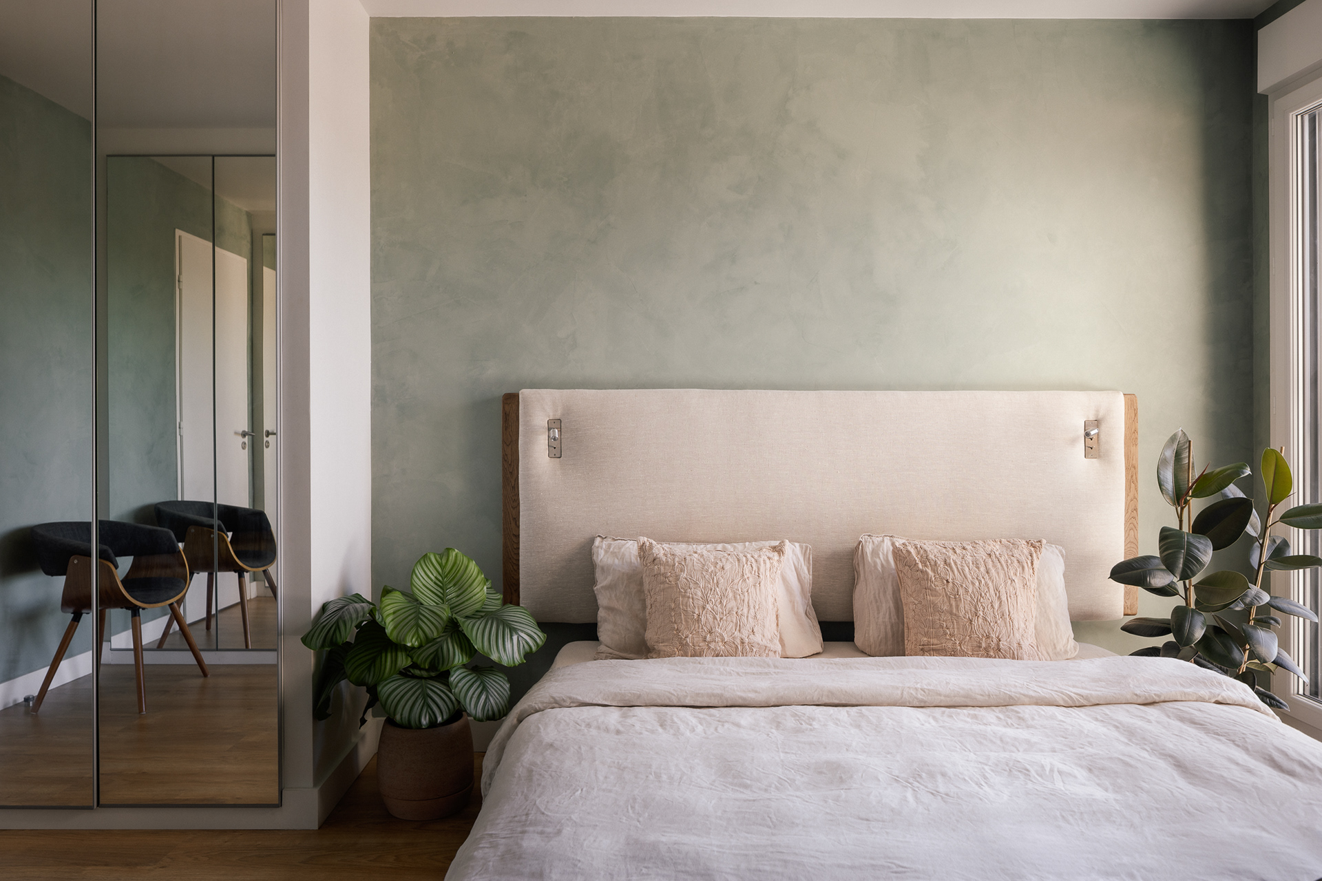 Chambre parentale, mur vert à la chaux et tête de lit en lin