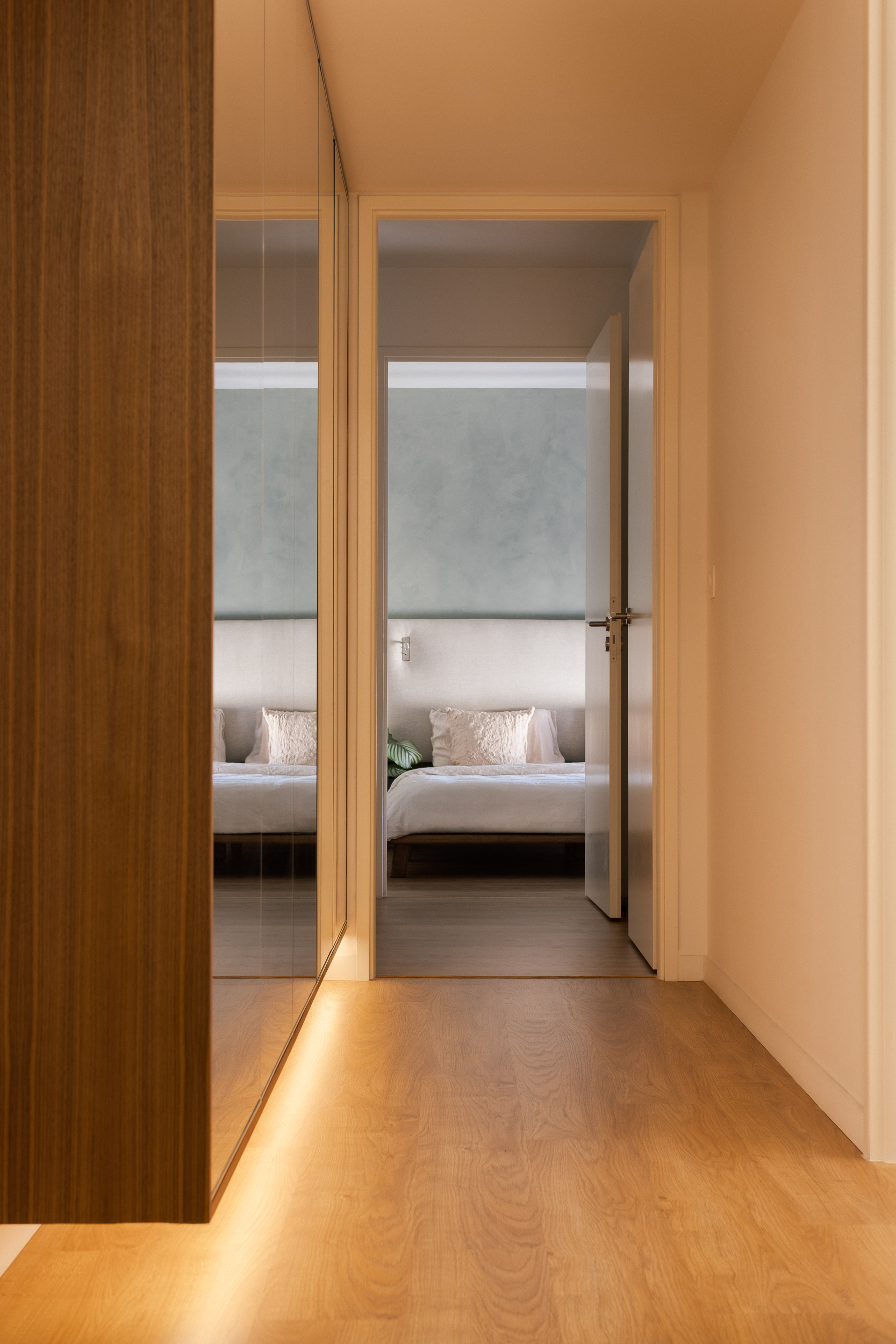 Couloir menant à la chambre, sol bois et éclairage indirect