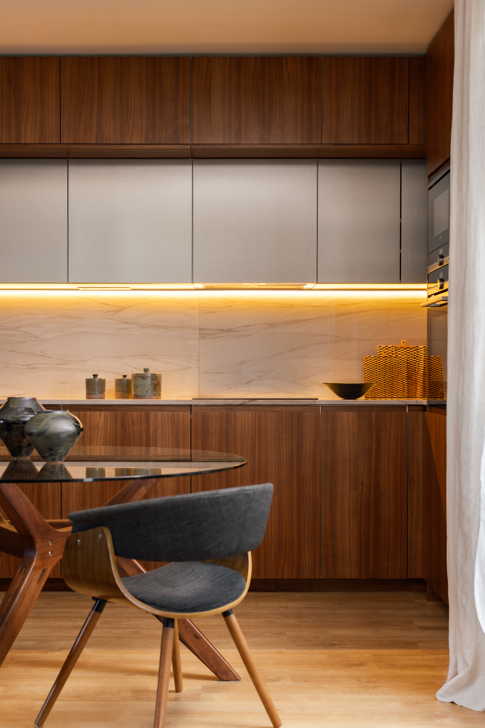 Cuisine ouverte avec coin repas, appartement rénové à Saint-Ouen