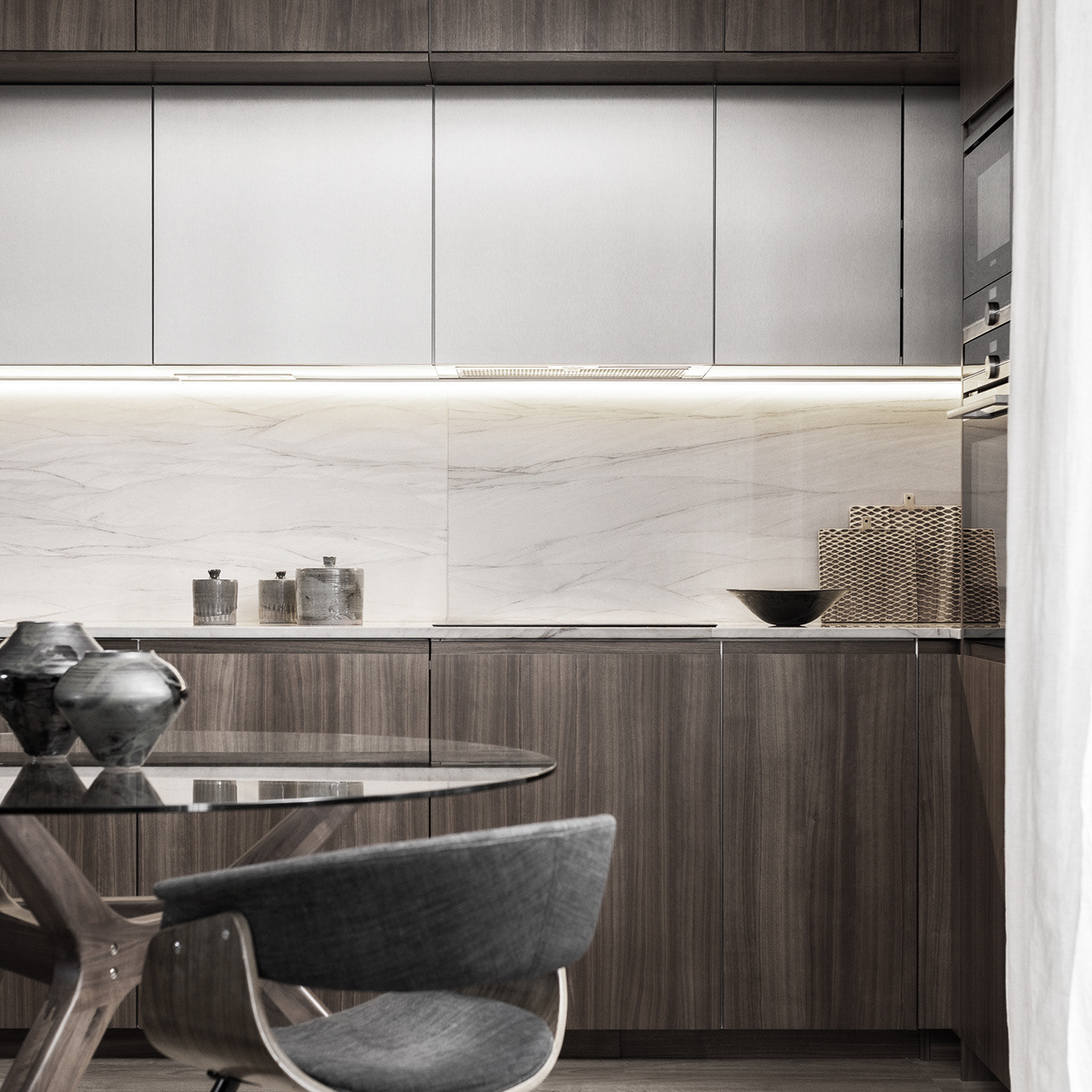 Cuisine en bois et marbre, rénovation d'appartement à Saint-Ouen
