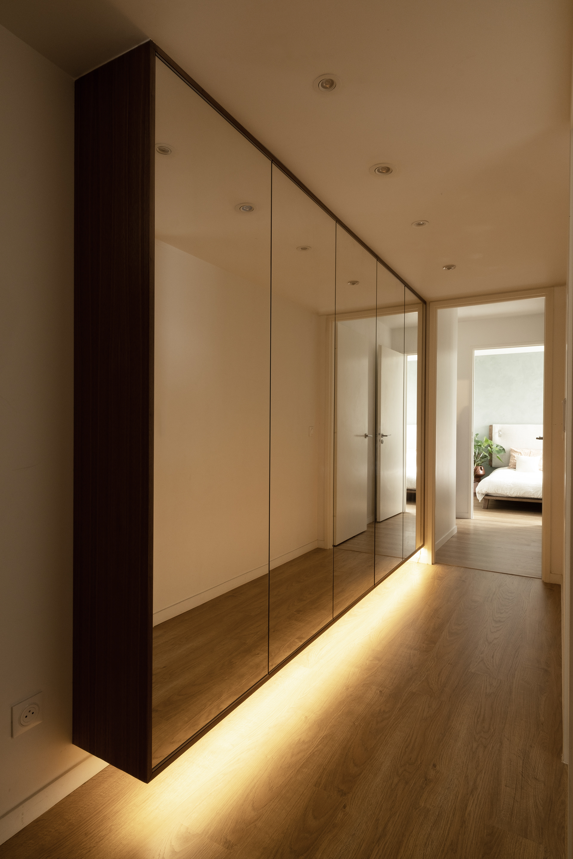 Entrée et dressing à façades miroir, éclairage indirect