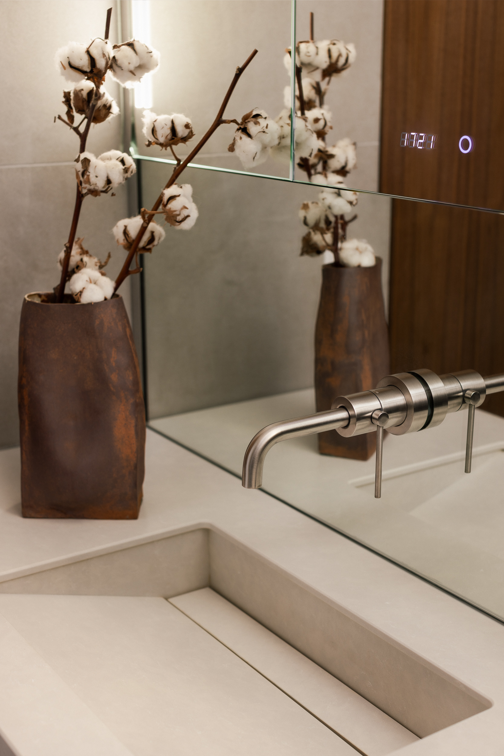 Détail de salle de bain, vasque minérale et robinetterie inox brossé