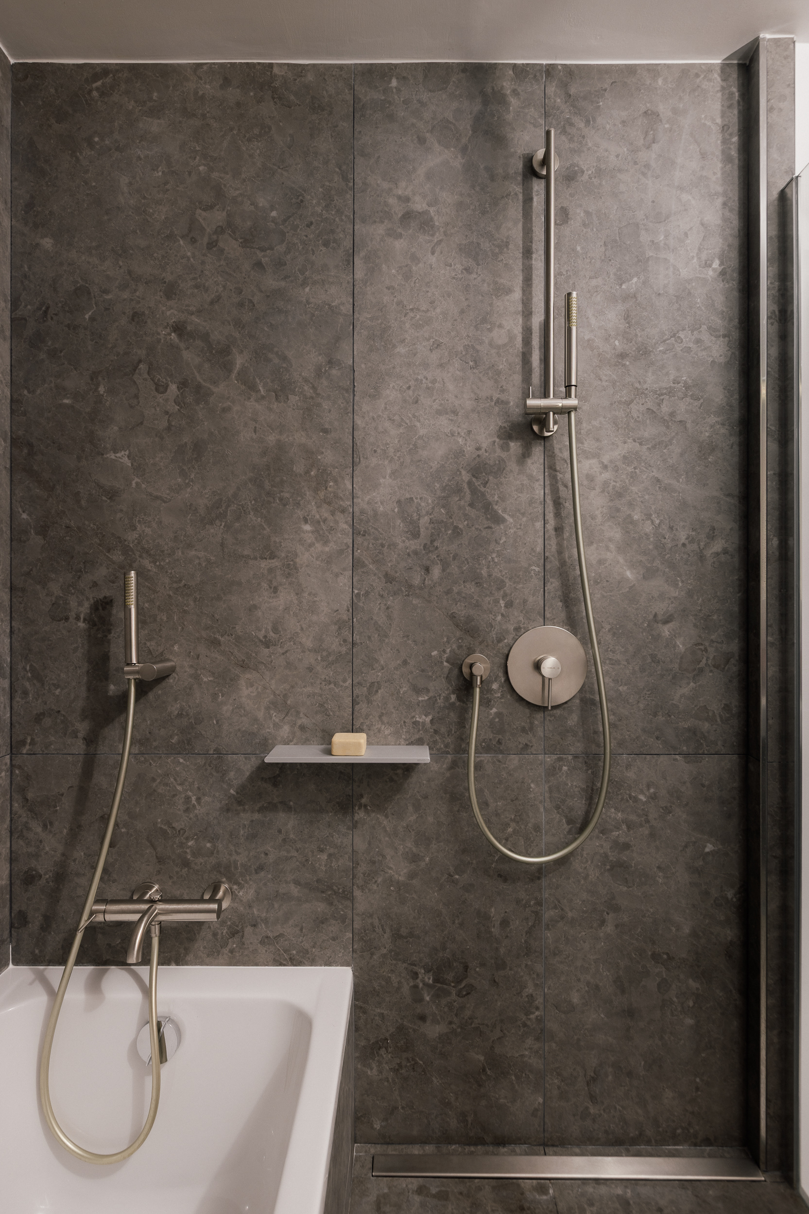 Douche et baignoire en pierre grise, salle de bain contemporaine