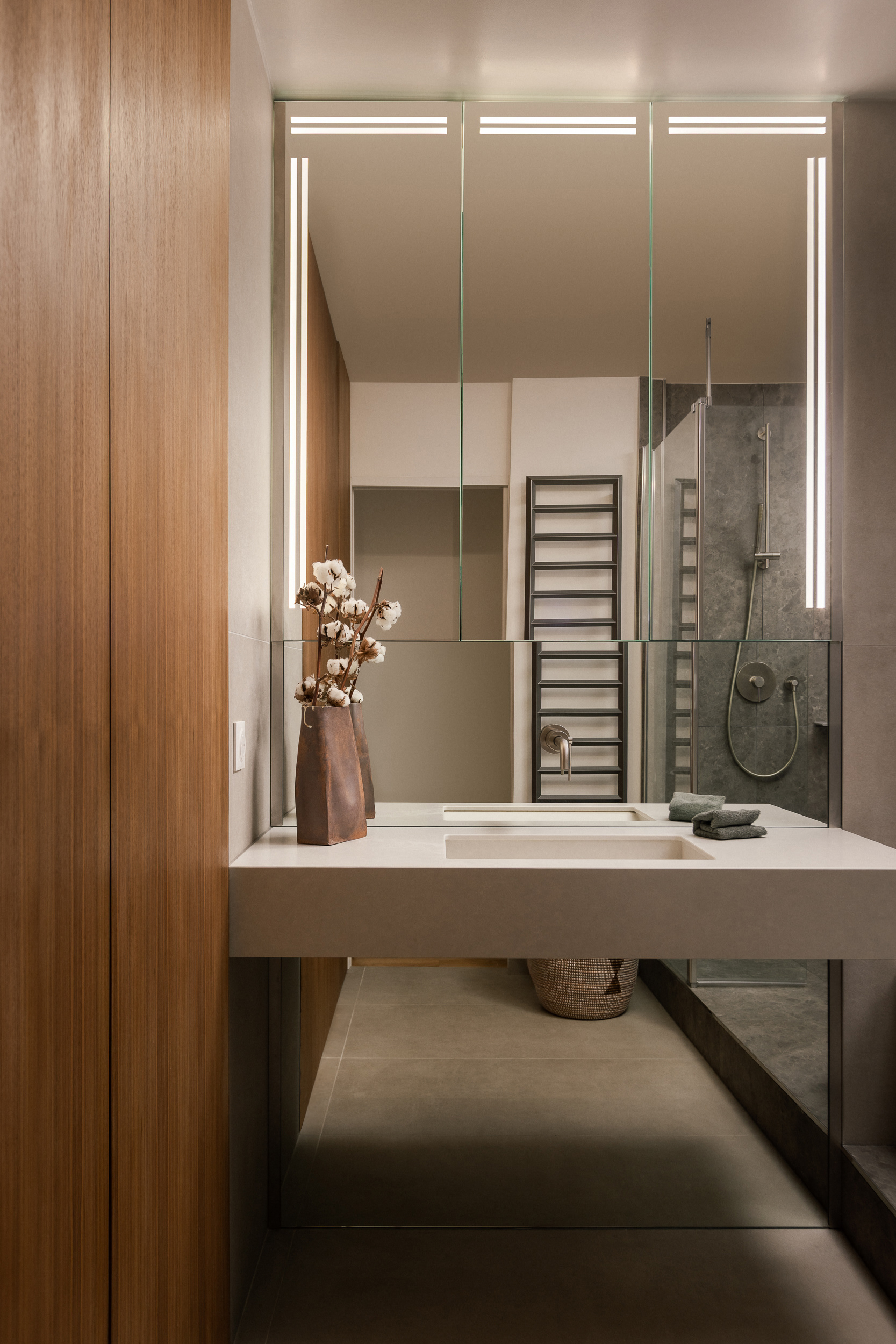 Salle de bain sur mesure, vasque en pierre et grand miroir lumineux