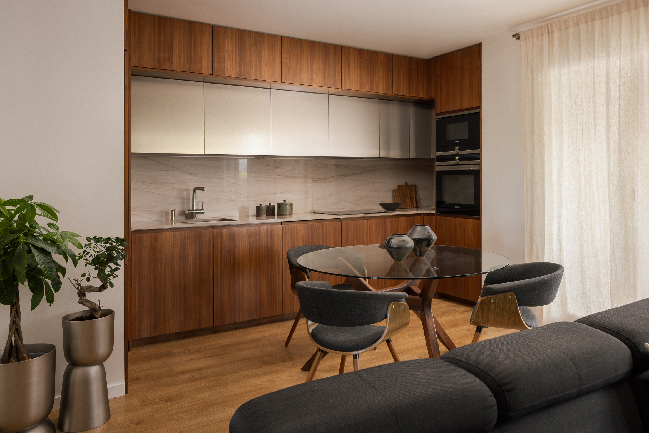 Séjour avec cuisine ouverte et table de repas, rénovation T4