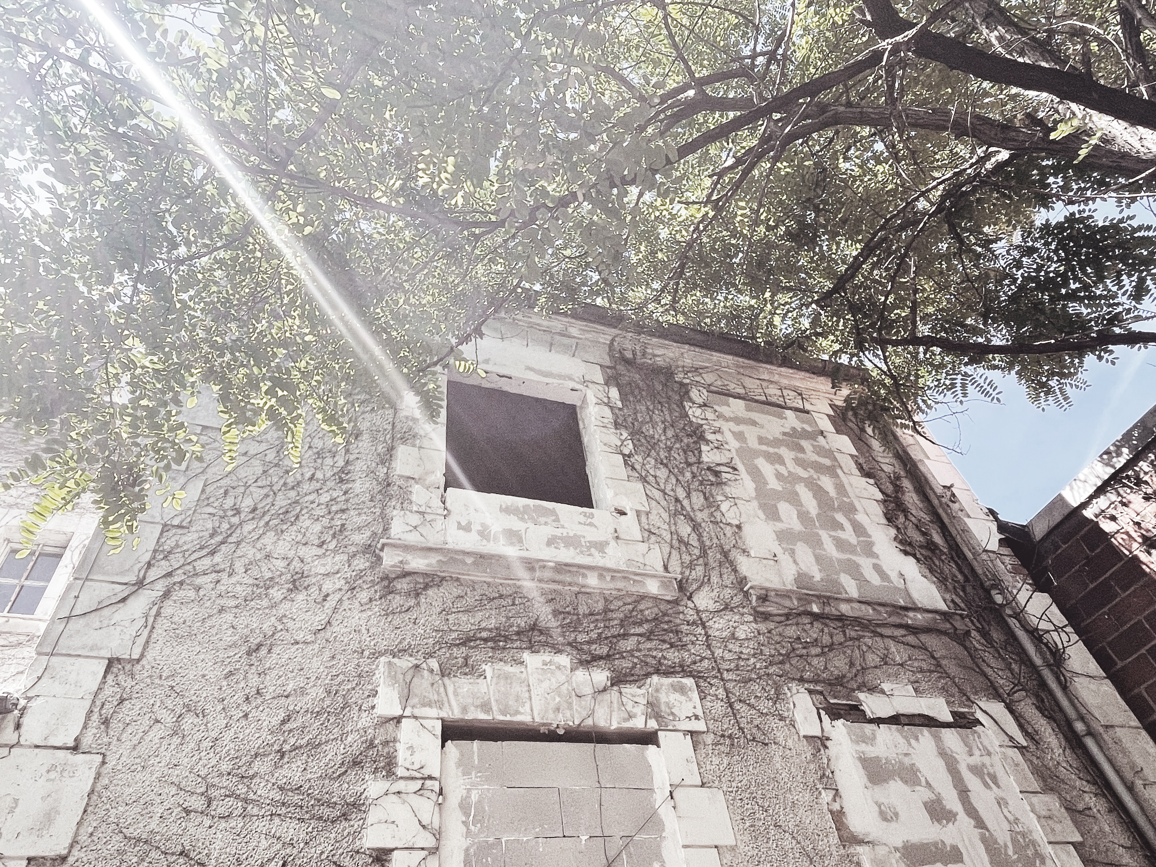 Façade de la maison à l'abandon avant réhabilitation